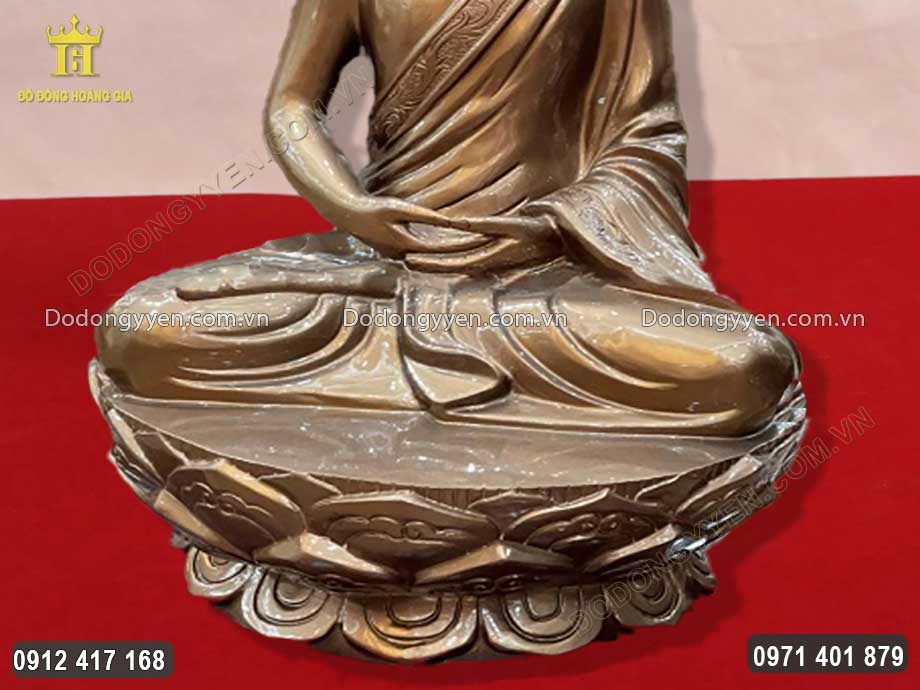 H&igrave;nh ảnh Phật Ho&agrave;ng ngồi thế kiết gi&agrave; tr&ecirc;n t&ograve;a hoa sen được chạm khắc sắc n&eacute;t, tỉ mỉ